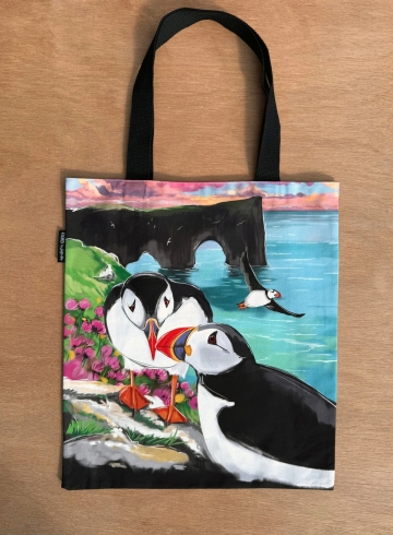 Tragetasche Papageientaucher bei Dýrholaey – Baumwolltasche mit Island-Motiv