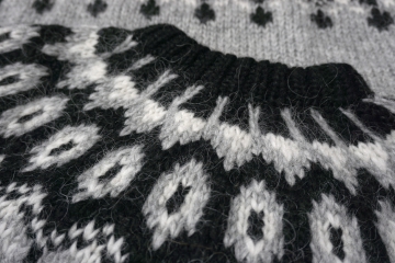 Handgestrickter Islandpullover HSI-230 - hellgrau / schwarz