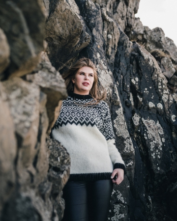 Icelandic Round-neck pullover - white / black