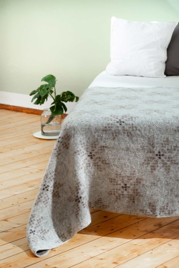 Icelandic Bedspread - eight-petalled rose - beige / brown