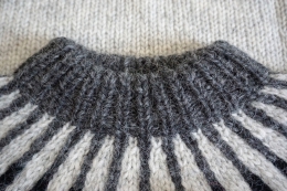 Damen Islandpullover - handgestrickt - Lopapeysa hellgrau kombi
