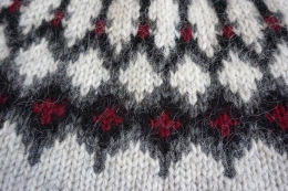 Damen Islandpullover - handgestrickt - Lopapeysa hellgrau kombi