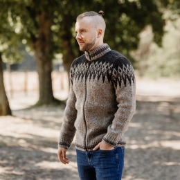 Isländische Strickjacke mit Stehkragen, braun