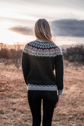 Handgestrickter Islandpullover - Afmæli - schwarz / bunt